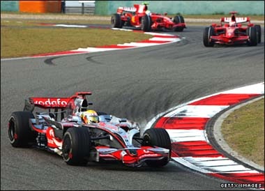Bỏ xa Ferrari, Hamilton chạm một tay vào chức VĐ - 1